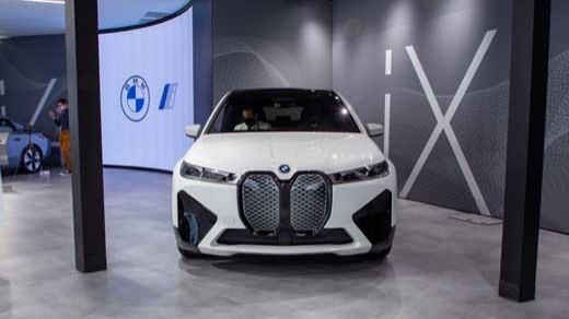 رونمایی BMW از خودرویی با قابلیت تغییر رنگ